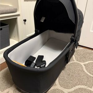 Thule Black and White Bassinet